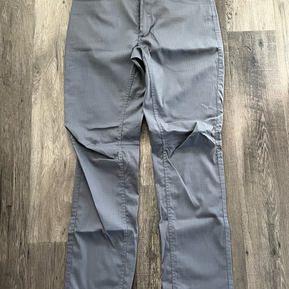 Men’s under armor gray pants 32 x 32